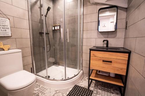 DJH Homes - VIP Luxury 2BR Grade ll Industrial House with Log Burner - JQ, Birmingham City, Birmingham (foto 11)
