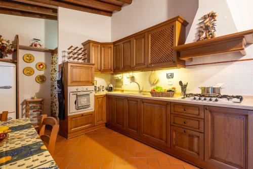 кухня, Casale la Toscanella by VacaVilla in Ортіньяно Раджоло