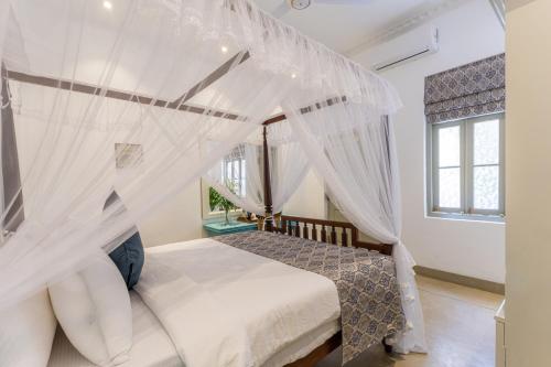Queen Room image 4