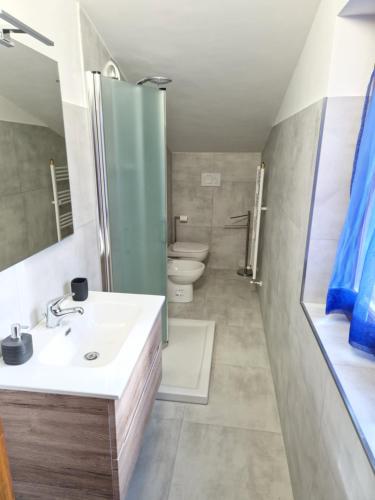 Shower, Appartamento nella campagna romana in San Cesareo