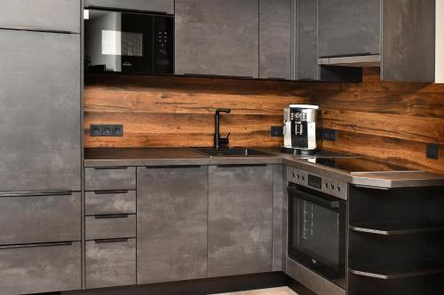 ห้องครัว, Appartement Edelschwarz in มูลทัล