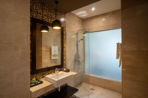 Deluxe Double with Pool View (2 Adults + 1 Child) image 4