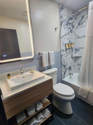 Queen Suite with Two Queen Beds and Sofa Bed - Rain Shower/Non-Smoking