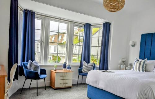 Deluxe Double Room with Side Sea View image 2