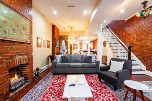 Persian Paradise Luxury with Private Parking in Washington, USA