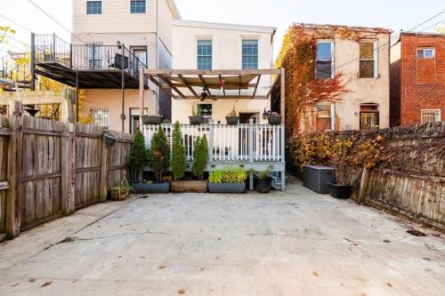 Persian Paradise Luxury with Private Parking in Washington, USA
