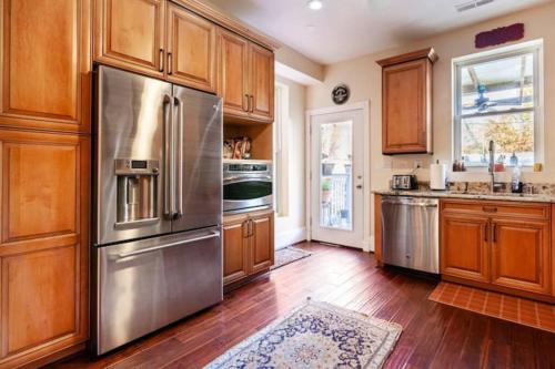 Persian Paradise Luxury with Private Parking in Washington, USA