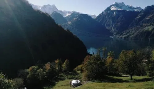 Panorama Jurte über dem Uri-See B in Sisikon, Schweiz