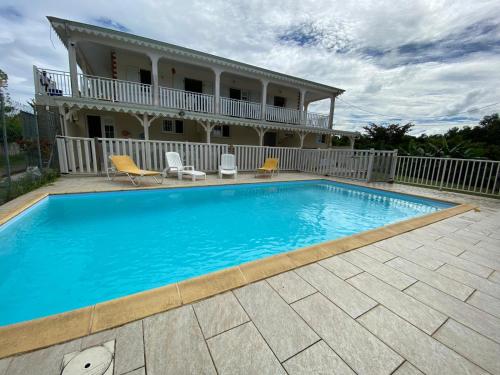 Bas de Villa avec piscine - 15 min des plages - Location saisonnière - Rivière-Salée