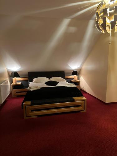 1 queen bed, 1 sofa bed