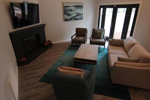 Relaxing Retreat - 3 bdrm 2.5 bath house - sleeps up to 10! in San Diego, USA