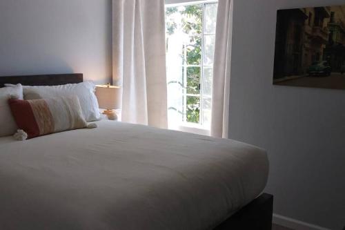 Relaxing Retreat - 3 bdrm 2.5 bath house - sleeps up to 10! in San Diego, USA