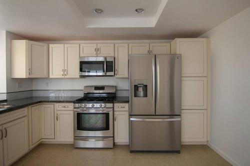 Relaxing Retreat - 3 bdrm 2.5 bath house - sleeps up to 10! in San Diego, USA