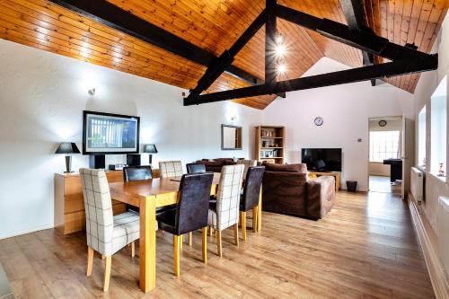 Shared lounge/TV area, Finest Retreats - Woodstock Lodge in Bishop Middleham
