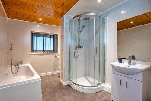 Shower, Finest Retreats - Woodstock Lodge in Bishop Middleham