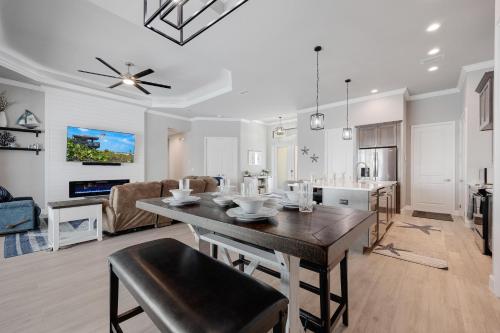 It's a GOLD RUSH! Paddleboard, Kayak, Saltwater Pool & Spa - Villa Sea'n Coastal View - Roelens in Burnt Store Marina (FL)