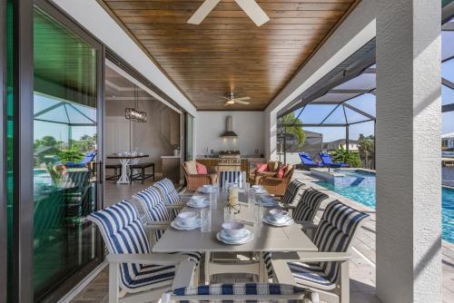 It's a GOLD RUSH! Paddleboard, Kayak, Saltwater Pool & Spa - Villa Sea'n Coastal View - Roelens in Burnt Store Marina (FL)