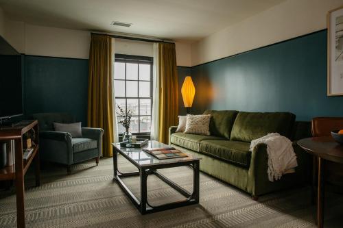 504697684 Hotel Emeline