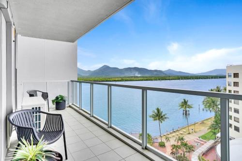 B&B Cairns - 901 Harbour Lights with Ocean Views - Bed and Breakfast Cairns