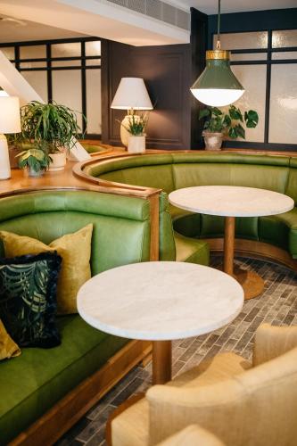 504700339 Hotel Emeline