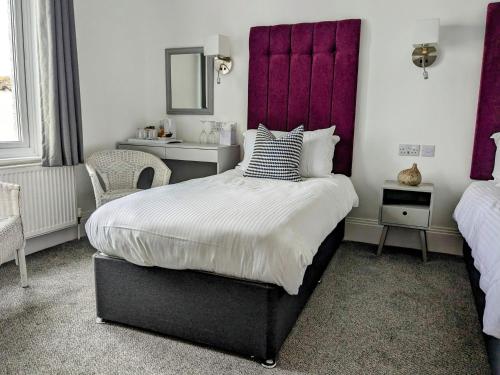 Twin Room with Garden View image 4