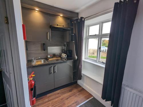 The White Lion Hotel, Church Road, Yate BS37 5BG Self-check-in FREE PARKING Walk away from the centr in Yate Central