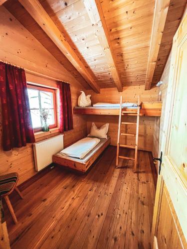 1 twin bed, 1 bunk bed
