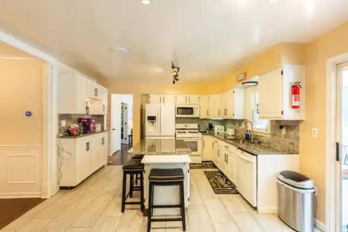 廚房, Lrge 5 BR 9 Beds Near DC-Pool, Hot Tub, Gym, Game Rm, Fire Pit in 鮑伊