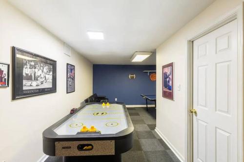 Lrge Home Near Wash DC-Pool, Hot Tub, Gym, Game Rm