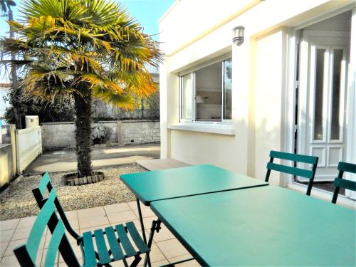 APPARTEMENT très agréable au rez de chaussée, situé à 150 m de la plage de Royan, réf 1101