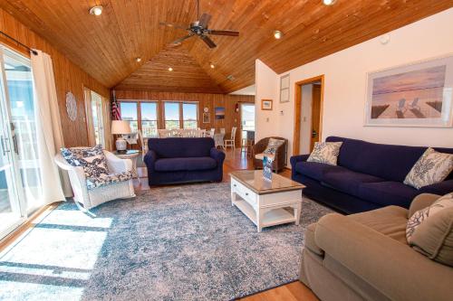 T1, Sailaway- Semi-Oceanfront, Private Pool, Poolside Bar, Hot Tub, Ocean Views, Dogs Welcome! T1, Sailaway- Semi-Oceanfront, Private Pool, Poolside Bar, Hot Tub, Ocean Views, Dogs Welcome!