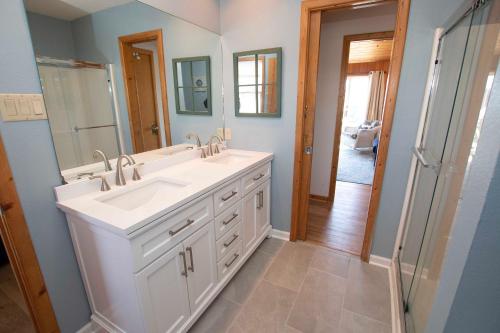 T1, Sailaway- Semi-Oceanfront, Private Pool, Poolside Bar, Hot Tub, Ocean Views, Dogs Welcome! T1, Sailaway- Semi-Oceanfront, Private Pool, Poolside Bar, Hot Tub, Ocean Views, Dogs Welcome!