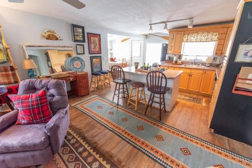 Lil Love Inn: Magical Sunsets, Quiet, Cozy, Waterfront in Cambridge Springs, USA