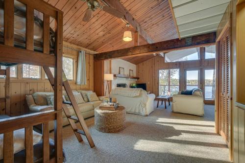 Cozy Lakefront Cabin in Semora with Large Dock! in Roxboro (Észak-Karolina)