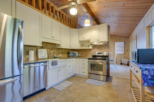 Cozy Lakefront Cabin in Semora with Large Dock! in Roxboro (Észak-Karolina)