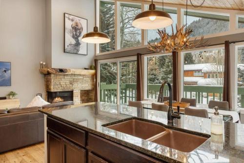 Ideally Located EagleVail Home in Avon, USA