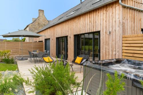 Manoir de la Nogrie - Gîte La grange 4 étoiles avec piscine et Spa, cosy & chic près Vitré, Rennes, Mont St Michel gîte à louer Trehinais