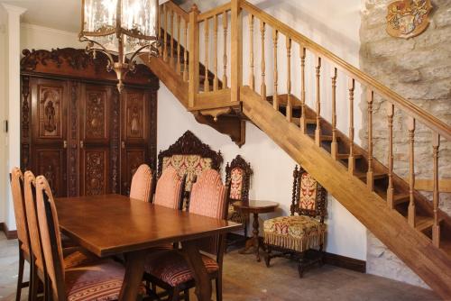 Luxury Medieval 2 Storey apartment with Antique Furniture in Old Town, Tallinn (photo 2)