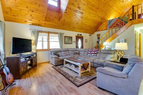 Smoky Mountain Cabin with Fire Pit Hike and Fish! in 迪拉德