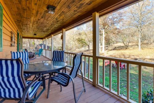 Smoky Mountain Cabin with Fire Pit Hike and Fish! in 迪拉德