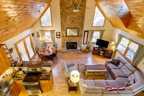 Smoky Mountain Cabin with Fire Pit Hike and Fish! in 迪拉德