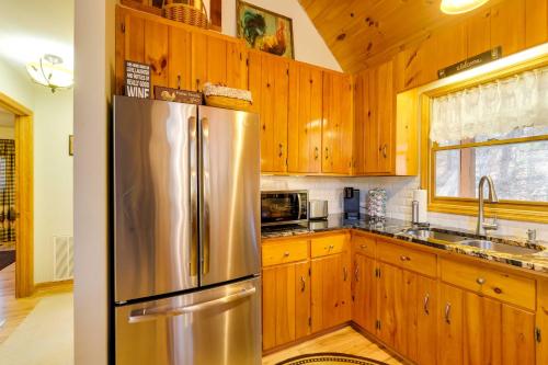 Smoky Mountain Cabin with Fire Pit Hike and Fish! in 迪拉德