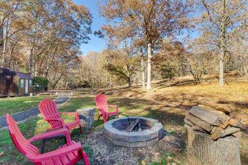 Smoky Mountain Cabin with Fire Pit Hike and Fish! in 迪拉德
