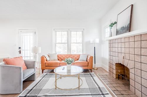 Mid-Century Modern 2B Oakley with Fenced Yard and Offstreet Parking in Cincinnati, USA