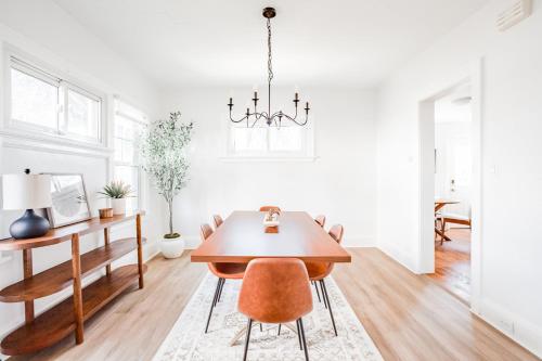 Mid-Century Modern 2B Oakley with Fenced Yard and Offstreet Parking in Cincinnati, USA