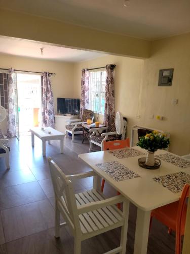 Общая зона отдыха/ТВ, Kensington Oval- 2 bed 1 Bath in Бриджтаун