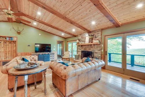 Highlands Haven Fireplace, Deck and Mountain Views! in Highlands, USA