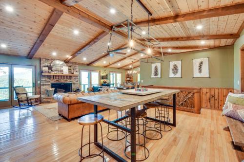 Highlands Haven Fireplace, Deck and Mountain Views! in Highlands, USA