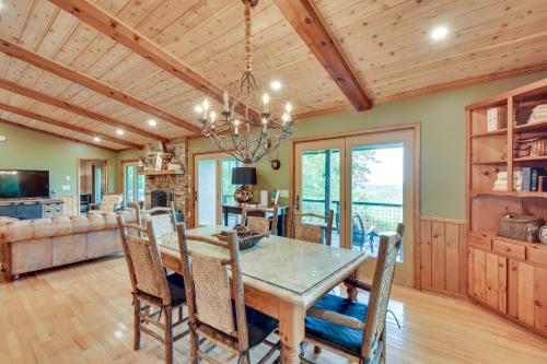Highlands Haven Fireplace, Deck and Mountain Views! in Highlands, USA