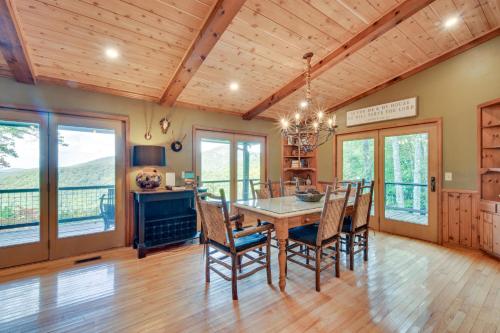 Highlands Haven Fireplace, Deck and Mountain Views! in Highlands, USA